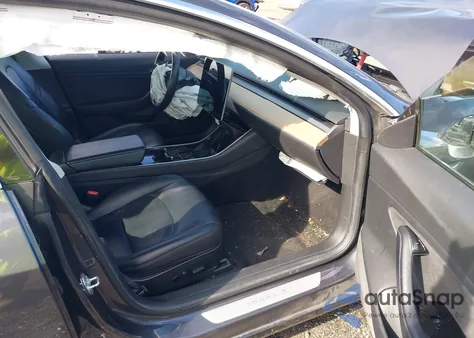 2018 Tesla Model 3 Long Range/Mid Range z USA, uszkodzony, nr VIN 5YJ3E1EA3JF007842